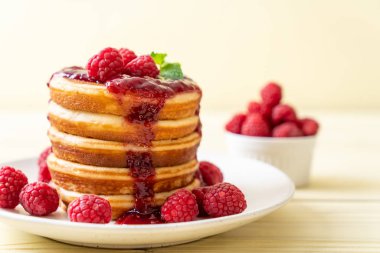 Taze ahududu ve frambuaz sos ile gözleme