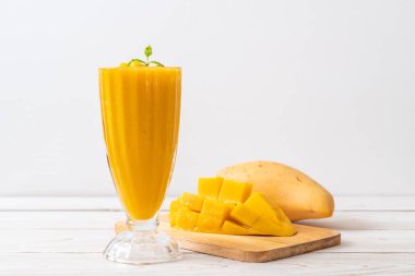 taze mango smoothies - sağlıklı yiyecek ve içecek konsepti