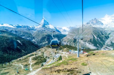 Matterhorn pik teleferik görünümünden Zermatt, İsviçre