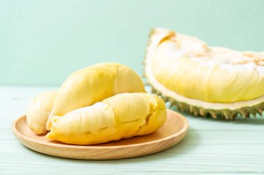 Ahşap zemin üzerinde taze Durian meyvesi