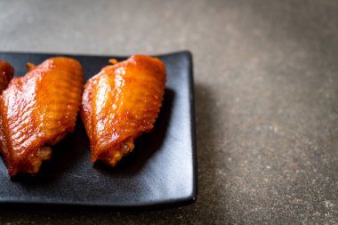 Barbekü tavuk kanadı sosu ile