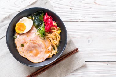 Baharatlı miso udon ramen noodle ile domuz eti - Japon gıda tarzı