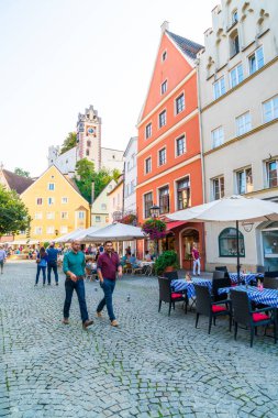 Fussen, Almanya - 28 Ağustos 2018: Street Cafe Fussen eski şehir şehir merkezinde. Fussen Bavaria, Almanya için küçük bir kasabadır.