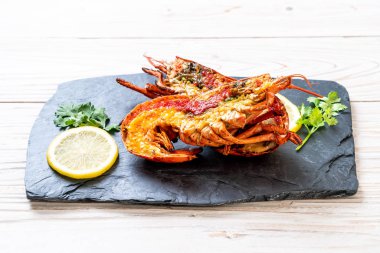 Limonlu ızgara ıstakoz biftek.