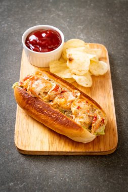 Ev yapımı ıstakoz rulo patates cipsi ile ahşap tahta üzerinde