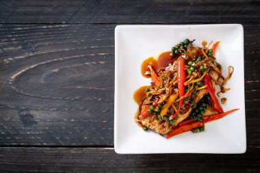 baharatlı tavada kızartılmış ve bitki ile Gruplayıcı balık fileto - Tay gıda tarzı