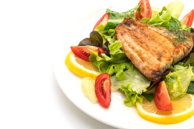 Beyaz arka plan üzerinde izole vagetable ile biftek ızgara balığı balık