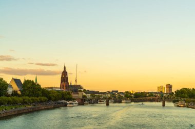 Frankfurt am Main manzarası twilight saat sırasında.