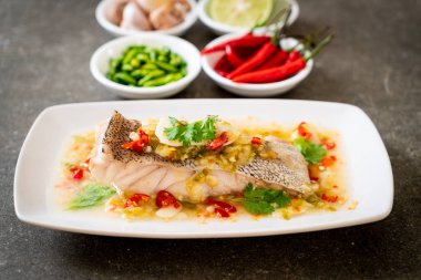 Kireç soyunma - orfoz balığı fileto Chili Lime Soslu buğulama Asya gıda tarzı