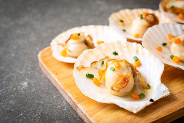 Kızarmış deniz tarağı, tereyağı ve sarımsak.