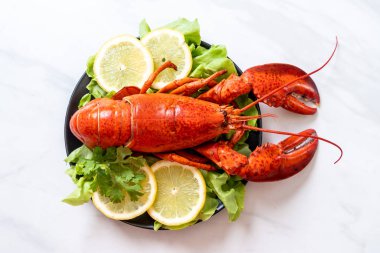 taze Haşlanmış istakoz sebze ve limon ile
