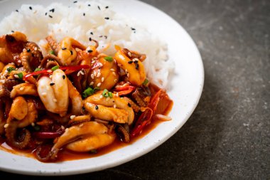 tavada kızartılmış ahtapot veya kalamar ve pirinç - Kore yemeği tarzı ile Kore baharatlı hamur (osam bulgogi)