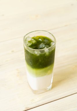 Buzlu kibrit yeşil sütlü latte.