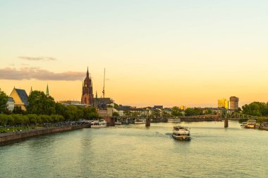 Frankfurt am Main manzarası twilight saat sırasında.