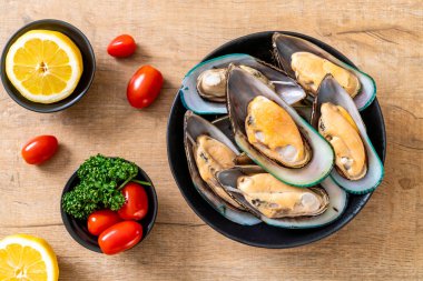 üzerinde siyah kase taze midye