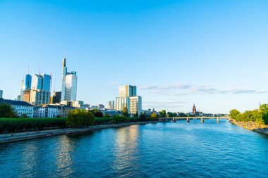 Frankfurt am Main manzarası twilight saat sırasında.