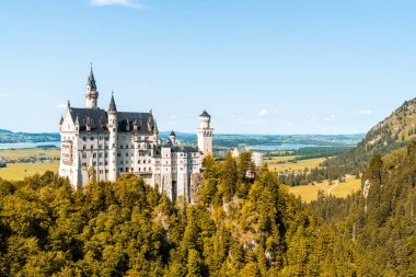 Neuschwanstein Şatosu Almanya'da Bavyera Alpleri, mavi gökyüzü ile güzel mimari