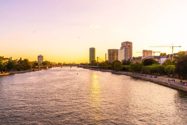 Frankfurt am Main manzarası twilight saat sırasında.