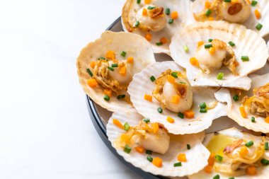 Kızarmış deniz tarağı, tereyağı ve sarımsak.