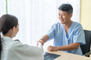 Asya kıdemli olan istişare ile doktor hasta Office - seçici odak noktası