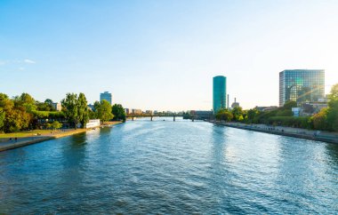 Frankfurt am Main manzarası twilight saat sırasında.