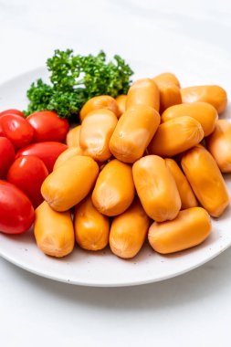 domuz eti kokteyl sosisi plaka üzerinde