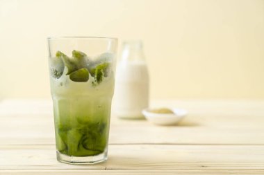 Matcha yeşil çay buzlu cam sütlü
