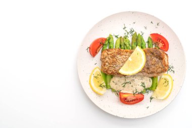 Beyaz arka plan üzerinde izole vagetable ile biftek ızgara balığı balık