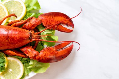 taze Haşlanmış istakoz sebze ve limon ile
