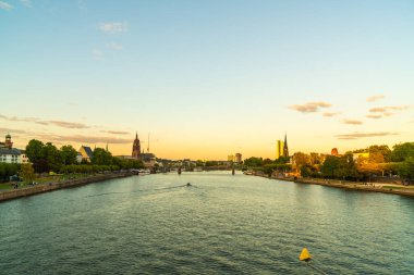 Frankfurt am Main manzarası twilight saat sırasında.