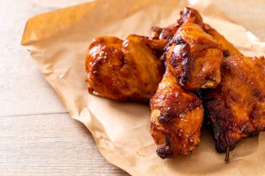 Masada ızgara ve ızgara tavuk.