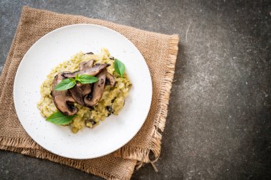 Pesto ve peynir ile ev yapımı Mantarlı Risotto