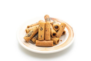 Tayland çıtır hindistan cevizli rulo beyaz arka planda izole