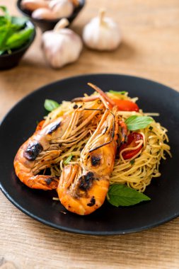 ızgara karides ve domates - İtalyan Füzyon gıda tarzı ile tavada kızartılmış spagetti