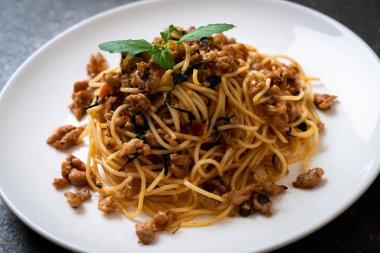 kıyılmış domuz eti ve fesleğen ile tavada kızartılmış acılı spagetti