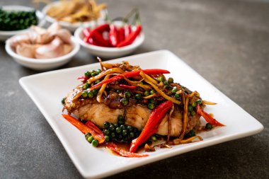 baharatlı tavada kızartılmış ve bitki ile Gruplayıcı balık fileto - Tay gıda tarzı