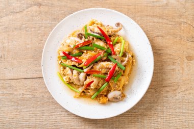 Karıştırılmış kalamar ya da tuzlu yumurtalı ahtapot - Asya deniz ürünleri tarzı