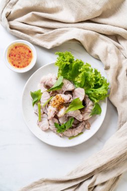 Soslu ve sebzeli haşlanmış balık sosu.