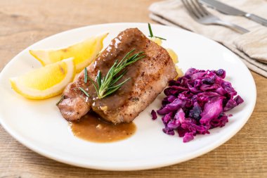 kırmızı lahana ve patates püresi beyaz plaka üzerinde domuz eti biftek