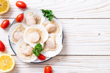 Ahşap tahta üzerinde taze kabuk tarak