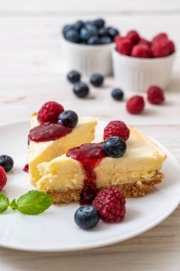Ev yapımı cheesecake taze ahududu ve yaban mersini ile