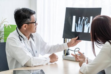 Asyalı doktor ve hasta röntgen film Office ile görüşüyorlar