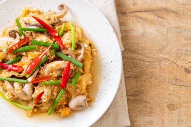 Karıştırılmış kalamar ya da tuzlu yumurtalı ahtapot - Asya deniz ürünleri tarzı