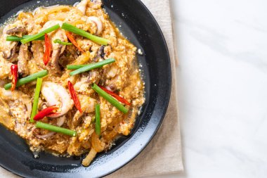 Karıştırılmış kalamar ya da tuzlu yumurtalı ahtapot - Asya deniz ürünleri tarzı