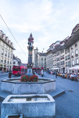 Bern, İsviçre - 23 Ağustos 2018: alışveriş sokağı üzerinde insanlarla Zytglogge Astronomik Saat Kulesi Bern İsviçre.
