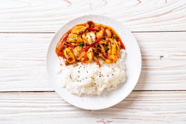 tavada kızartılmış ahtapot veya kalamar ve pirinç - Kore yemeği tarzı ile Kore baharatlı hamur (osam bulgogi)