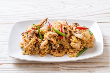 Karıştırılmış kalamar ya da tuzlu yumurtalı ahtapot - Asya deniz ürünleri tarzı