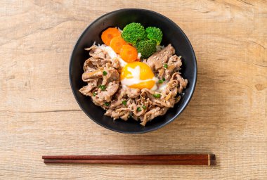 Donburi, domuz eti Pilav kasesi onsen yumurta ve sebze - Japon gıda tarzı
