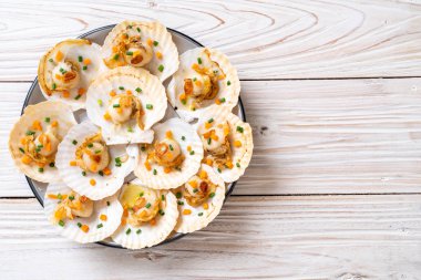 Kızarmış deniz tarağı, tereyağı ve sarımsak.