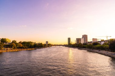 Frankfurt am Main manzarası twilight saat sırasında.
